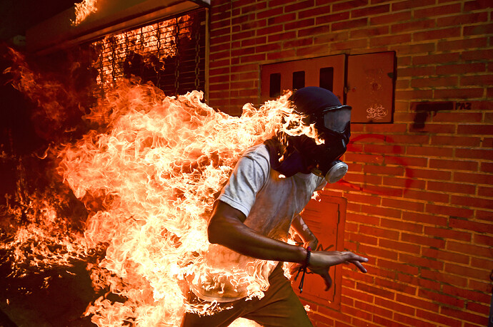 006World-Press-Photo-of-the-Year-NomineeRonaldo-Schemidt-Agence-FrancePresse